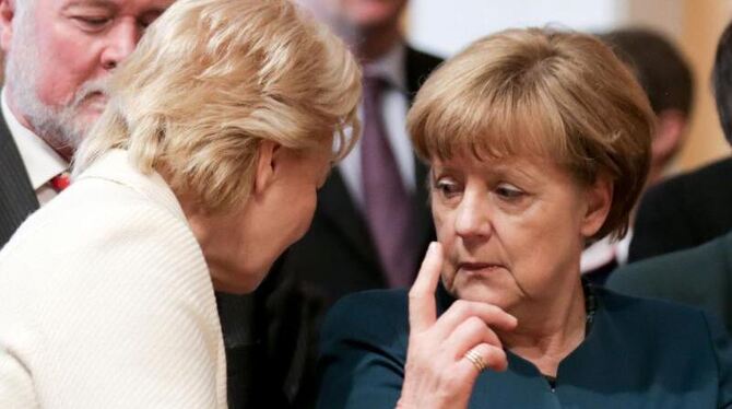 Bundeskanzlerin Angela Merkel (CDU) im vergangenen April mit Erika Steinbach. Foto: Kay Nietfeld