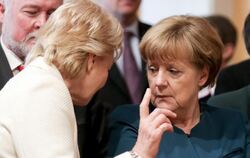 Bundeskanzlerin Angela Merkel (CDU) im vergangenen April mit Erika Steinbach. Foto: Kay Nietfeld