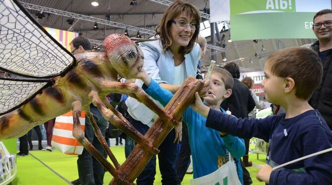 Lutscher gefällig? Tanja Ulmer mit einer Riesenlibelle am Reutlinger Stand. Die Kinder interessieren sich für beides.