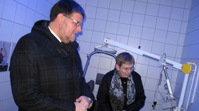 »Toilette für alle«: Jutta Pagel-Steidl und Oberbürgermeister Ulrich Fiedler finden das neue Angebot mit Lifter und Liege toll.