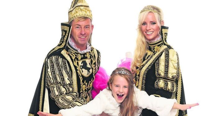 Das Stuttgarter Stadtprinzenpaar aus Mössingen: Klaus Krehl-Meier und Maritta Krehl mit der siebenjährigen Tochter Leni. FOTO: Das Stuttgarter Stadtprinzenpaar aus Mössingen: Klaus Krehl-Meier und Maritta Krehl mit der siebenjährigen Tochter Leni. FOTO: