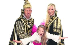 Das Stuttgarter Stadtprinzenpaar aus Mössingen: Klaus Krehl-Meier und Maritta Krehl mit der siebenjährigen Tochter  Leni. FOTO: