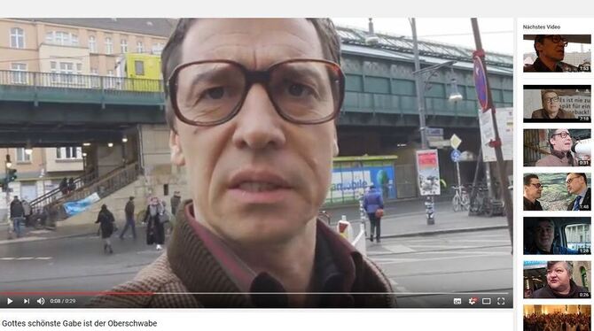 Kabarettfigur Rainer Holzrück erkundigt sich bei Berlinern nach rückkehrwilligen Schwaben. Kabarettfigur Rainer Holzrück erkundigt sich bei Berlinern nach rückkehrwilligen Schwaben.