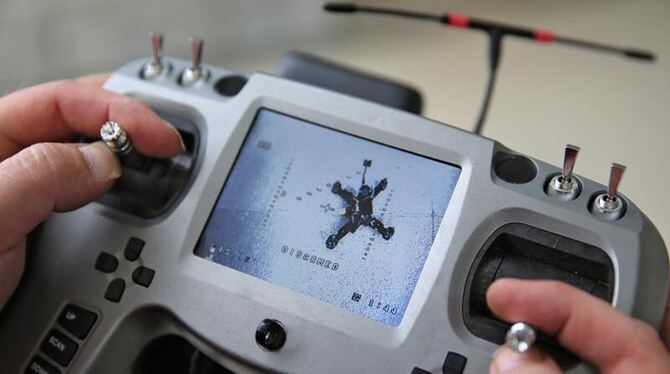 Kamerabild auf einer Drohnen-Fernsteuerung: Schätzungen zufolge gibt es mehr als 400 000 Drohnen in Deutschland. Foto: Jan Wo