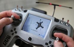 Kamerabild auf einer Drohnen-Fernsteuerung: Schätzungen zufolge gibt es mehr als 400 000 Drohnen in Deutschland. Foto: Jan Wo