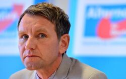 Thüringens AfD-Chef Björn Höcke hält, was er verspricht: «Deftige Hiebe auf den politischen Gegner». Foto: Martin Schutt
