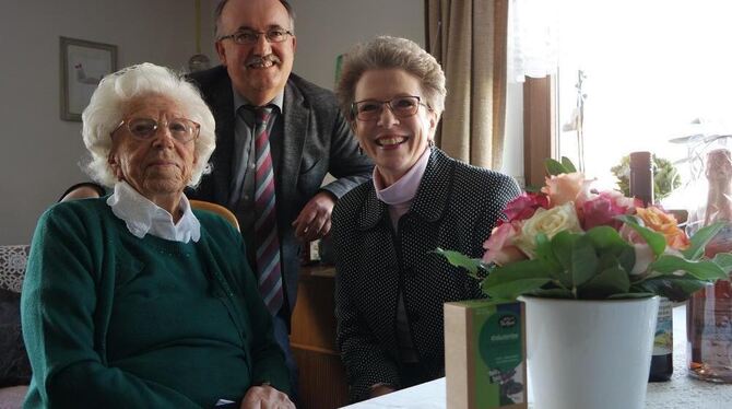 Blumengruß zum Ehrentag: Oberbürgermeisterin Barbara Bosch und Degerschlachts Bezirksbürgermeister Dieter Füllemann gratulierten