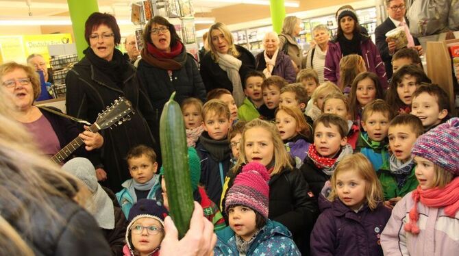 Eine Gurke als Taktstock: So geht auch ein Ständchen zur Laden-Eröffnung.