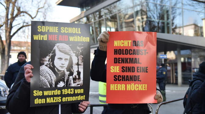 Demonstranten halten bei der Gegendemonstration zum Landesparteitag der Alternative für Deutschland in Nürtingen Banner hoch.