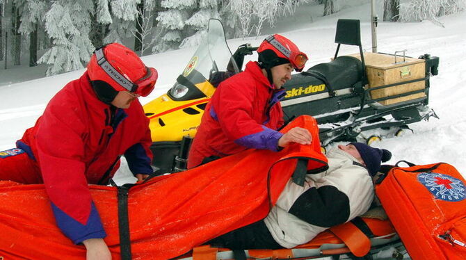 Hier nur eine gestellte Szene, leider aber oft genug traurige Realität: Bergung eines verletzten Skifahrers.