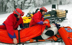 Hier nur eine gestellte Szene, leider aber oft genug traurige Realität: Bergung eines verletzten Skifahrers.