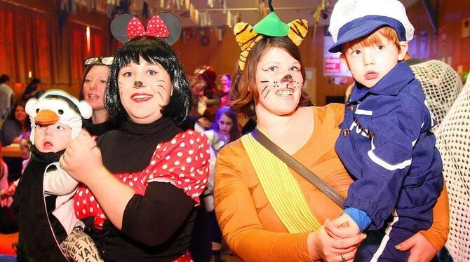 Ein Tänzchen auf Mamis Arm: Große und kleine Narren hatten bei der Kinderfasnet der Betzinger Kräuterhexen in der Kemmlerhalle a Ein Tänzchen auf Mamis Arm: Große und kleine Narren hatten bei der Kinderfasnet der Betzinger Kräuterhexen in der Kemmlerhalle a