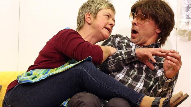 Beim Tête-à-tête  kommt Anna Nägele (Marlene Karcher) dem falschen Bräutigam Otto Klemmerle (Volker Saur) auf die Schliche.