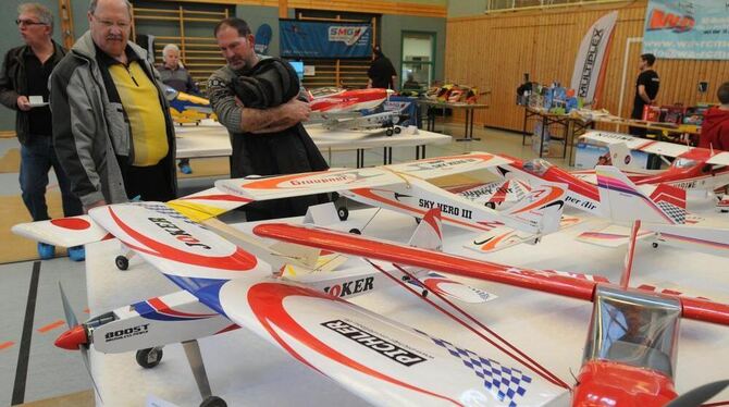 Sich am Boden über die Wolken träumen: Modellflugclub Kirchentellinsfurt zeigte in der Sporthalle Billinger Allee eine Vielzahl Sich am Boden über die Wolken träumen: Modellflugclub Kirchentellinsfurt zeigte in der Sporthalle Billinger Allee eine Vielzahl