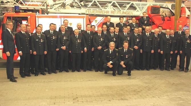 Eine starke Truppe: Die Geehrten und Beförderten der Reutlinger Feuerwehr mit Kommandant Harald Herrmann und seinem Vize Adrian