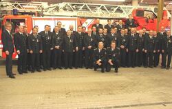 Eine starke Truppe: Die Geehrten und Beförderten der Reutlinger Feuerwehr mit Kommandant Harald Herrmann und seinem Vize Adrian 