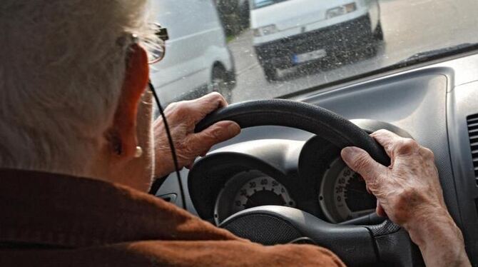 Eine 84-Jährige am Steuer ihres Kleinwagens. Senioren, die Auto fahren möchten, müssen nach dem Willen von Verkehrsjuristen k