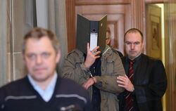 Verteidiger Andreas Eggstein (rechts) führt den jetzt wegen Mordes mit einem Messer verurteilten Mann in den Saal des Tübinger L