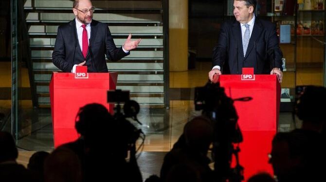 Der SPD-Parteivorsitzende Sigmar Gabriel (r) und Martin Schulz sprechen in der SPD-Zentrale in Berlin zu Medienvertretern. Fo
