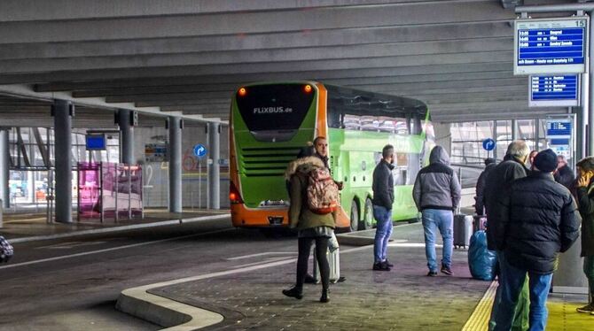 Reisende stehen am Fernbus-Bahnhof am Flughafen in Stuttgart. FOTO: DPA