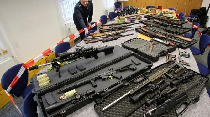 Sichergestellte Waffen von »Reichsbürgern« im Polizeipräsidium in Wuppertal. Foto: Roland Weihrauch