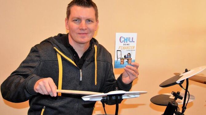 »Chill deine Finanzen«, fordert Marco Kammerer in seinem Büchlein auf und will damit schon Zwölfjährige  ansprechen. FOTO: VEY