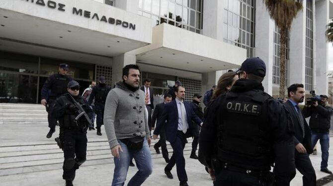 Türkische Soldaten (in Anzügen) verlassen in Athen in Begleitung von griechischen Polizisten den höchsten griechischen Gerich