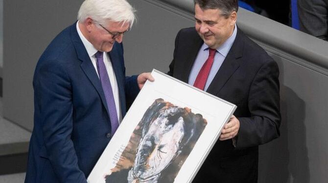 Der scheidende Bundeswirtschaftsminister Gabriel (r) überreicht dem scheidenden Außenminister Steinmeier am Donnerstag ein Bi