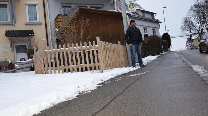 Cihan Düzgünoglu hätte gerne eine Zufahrt zu seinem Haus  von der Seitenstraße.  Geht nicht, sagt die Stadt, weil die Haltestell