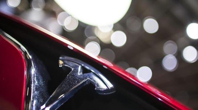 Tesla-Fahrzeug auf der Paris Motor Show: Derzeit ist ein Wettlauf um die Entwicklung von Technologie für autonome Fahrzeuge e