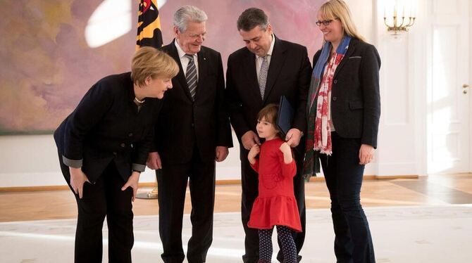 Bundeskanzlerin Angela Merkel unterhält sich im Schloss Bellevue neben Bundespräsident Joachim Gauck mit Marie, der Tochter des