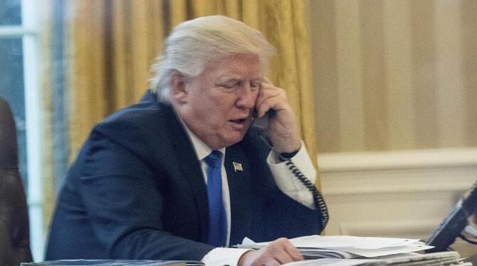 US-Präsident Donald Trump telefoniert im Oval Office mit Bundeskanzlerin Angela Merkel. Foto: Andrew Harnik