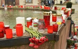 Blumen, Kerzen und Abschiedsbriefe im November 2016 auf dem Marktplatz von Endingen. Foto: Winfried Rothermel