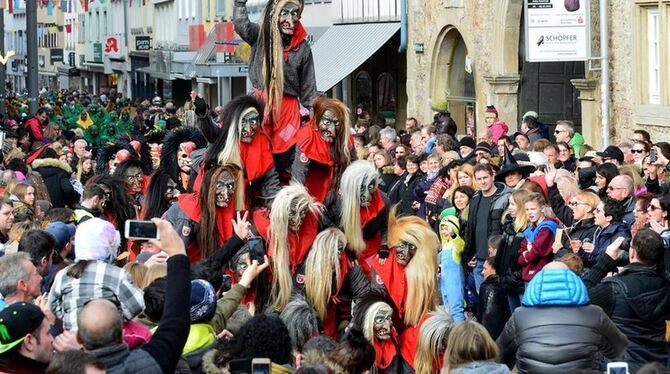 Bad in der Menge: In der Wilhelmstraße wurden die Narren von besonders vielen Zuschauern bejubelt.