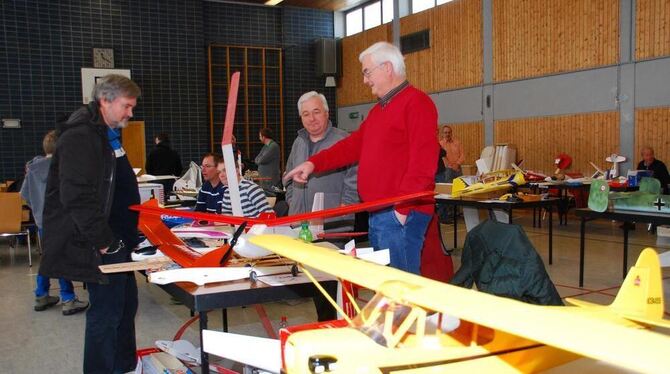 Schauen und kaufen, aber vor allem fachsimpeln und sich austauschen über das Hobby: Darum ging’s beim Flohmarkt in der Festhall Schauen und kaufen, aber vor allem fachsimpeln und sich austauschen über das Hobby: Darum ging’s beim Flohmarkt in der Festhall