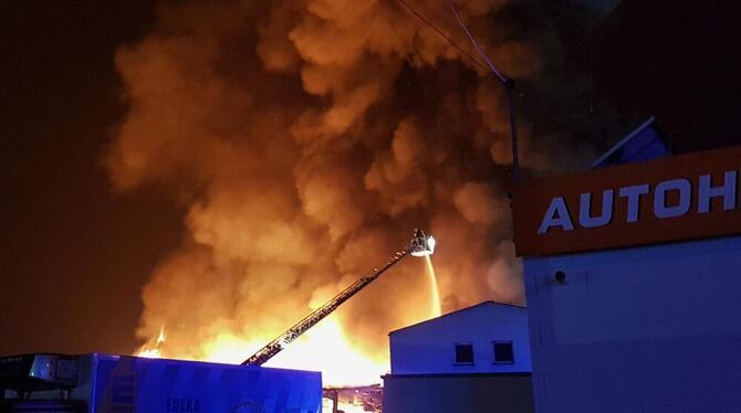 Ein Hallenkomplex in Heilbronn steht in Flammen.