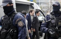 Zwei der insgesamt acht türkischen Soldaten werden in Athen von Polizisten in ein Verwaltungsgericht geführt. Foto: Yorgos Ka