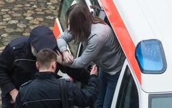 Der Angeklagte steigt in Freiburg vor dem Landgericht aus einem Krankenwagen (Archivbild).