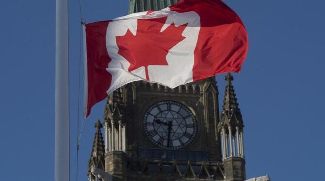 Die kanadische Flagge am Peace Tower in Ottawa weht auf halbmast. Foto: Adrian Wyld