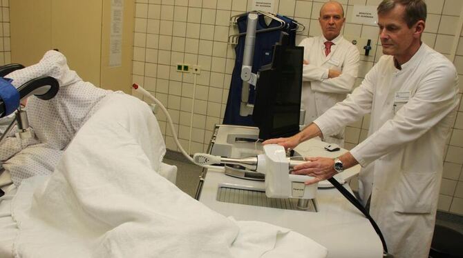 Urologie-Chefarzt Dr. Hartwig Schwaibold  und Oberarzt Dr. Thomas Schöttle (rechts) zeigen, wie das Gerät funktioniert.