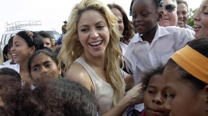Sängerin Shakira (m.) 2011 in Cartagena von Kindern umringt, die in die Schule »Lomas de Peye« gehen werden. Foto: Ricardo Ma