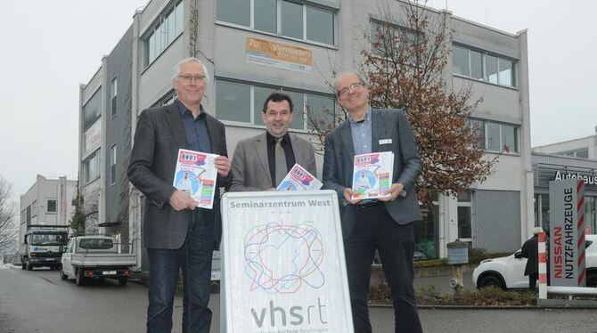VHS-Pressereferent Stefan Junger (von links), Geschäftsführer Ulrich Bausch und Achim Kühne-Henrichs, Leiter Berufliche Bildung,