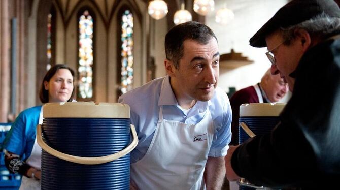 Cem Özdemir, der Vorsitzende der Partei Bündnis 90/Die Grünen, arbeitet in der Vesperkirche in Stuttgart. Cem Özdemir, der Vorsitzende der Partei Bündnis 90/Die Grünen, arbeitet in der Vesperkirche in Stuttgart.