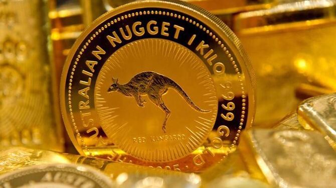 Goldbarren und Münzen bei einem Münchener Händler: Beim Spielen im Wald hatten Kinder einen Goldschatz im Wert von 250000 Euro g Goldbarren und Münzen bei einem Münchener Händler: Beim Spielen im Wald hatten Kinder einen Goldschatz im Wert von 250000 Euro g