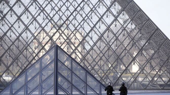 Polizisten vor dem Louvre Museum in Paris. Ein Soldat hat laut einem Medienbericht in der Nähe des Pariser Louvre auf einen Mann