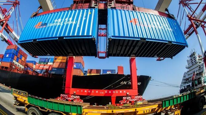 Container werden im Hafen in Shanghai verladen. Foto: dpa