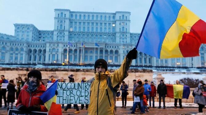 Demonstranten stehen in Bukarest vor dem Parlamentspalast. Foto: Darko Bandic