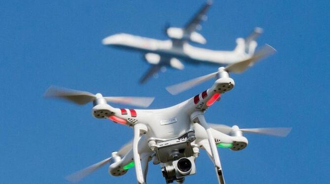 In Deutschland sind nach Schätzungen von Experten mittlerweile etwa 400 000 Drohnen in der Luft. Foto: Julian Stratenschulte