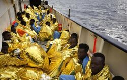 Flüchtlinge ruhen sich an Deck des Rettungsbootes «Golfo Azzurro» aus, nachdem sie vor der libyschen Küste gerettet wurden. F