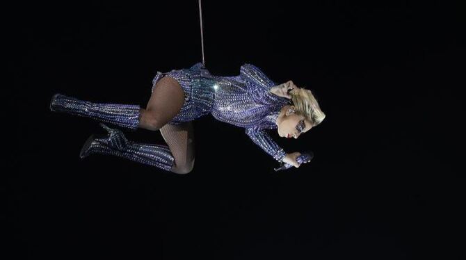 Pop-Star Lady Gaga seilte sich bei ihrer Show vom Hallendach ab. Foto: Mark Humphrey